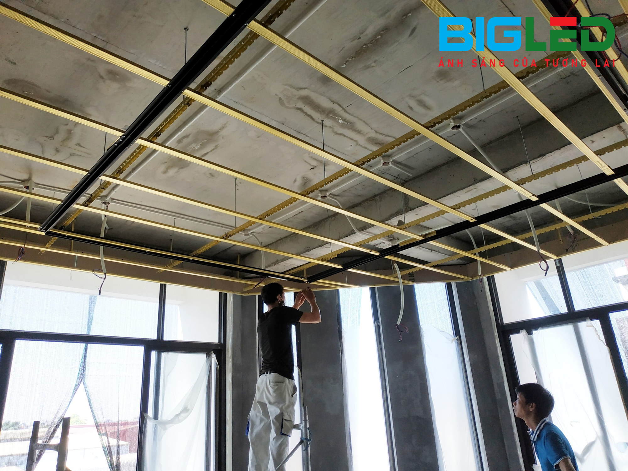 Định hình thanh ray nam châm lên khung xương thạch cao